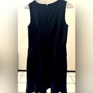 Dark blue dress. Two pockets with delicates buttons.